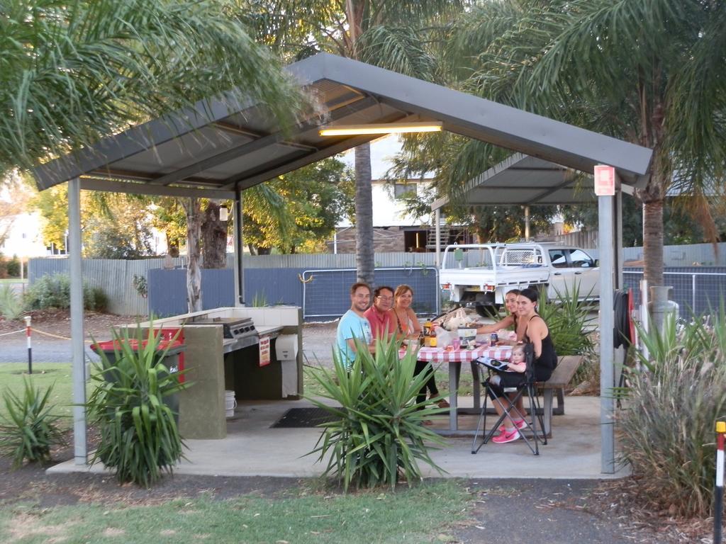 Narrabri Motel And Caravan Park Екстер'єр фото